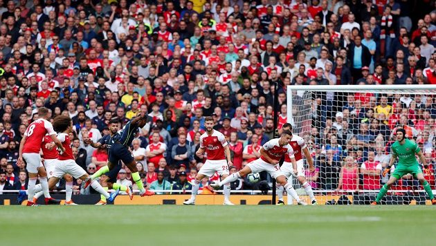 Raheem Sterling z Manchesteru City napřáhl a míč skončil za zády brankáře Arsenalu Petra Čecha.