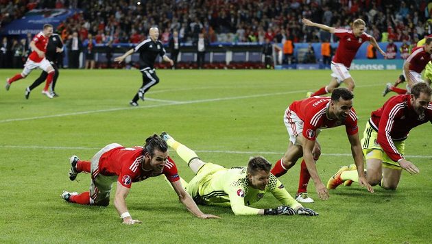 Gareth Bale a Wayne Hennessey oslavují vítězství nad Belgií ve čtvrtfinále Eura.
