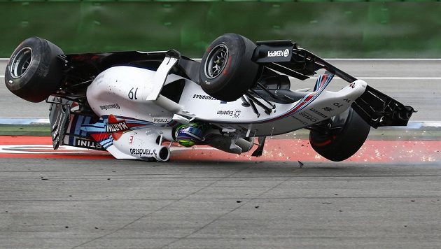 Williams brazilského pilota Felipeho Massy se na Hockenheimringu ocitl hned v první zatáčce v kotrmelcích.