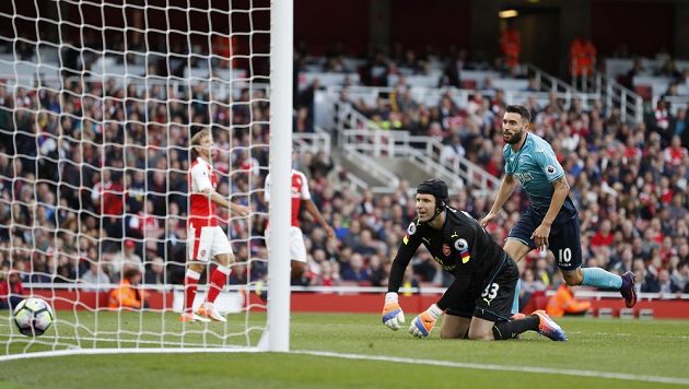Gólman Arsenalu Petr Čech jen bezmocně sleduje, jak míč míří do jeho brány v duelu se Swansea.