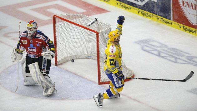 Filip Čech (vpravo) vstřelil čtvrtou branku Zlína. Vlevo stojí překonaný brankář Pardubic Dušan Salfický.