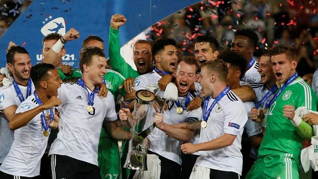 Fotbalisté Německa ovládli mistrovství Evropy hráčů do 21 let v Polsku. Ve finále v Krakově porazili Španělsko 1:0 brankou Mitchella Weisera. Z titulu měli ohromnou radost.