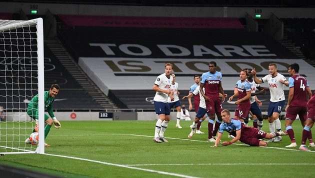 Nešťastný moment pro Tomáše Součka (na zemi). Od českého fotbalisty se po rohovém kopu odrazil míč do branky West Hamu a Tottenham šel v derby do vedení.