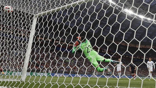 Rána Angličana Kierana Trippiera skončila v síti. Chorvatský brankář Danijel Subašič neměl nárok. Anglie vedla v semifinále MS 1:0.