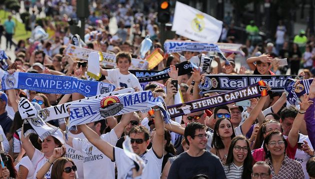 Fanoušci fotbalového Realu slaví triumf týmu v Lize mistrů v ulicích Madridu. Čekají na příjezd hvězd z Cardiffu.