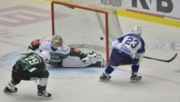 Vpravo Tomáš Svoboda z Plzně střílí gól. Vlevo Denis Kindl a brankář David Honzík, oba z Karlových Varů.