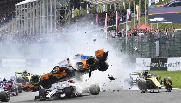 Fernando Alonso skončil v Belgii ve vzduchu. V prvním kole muselo odstoupit po havárii několik jezdců.
