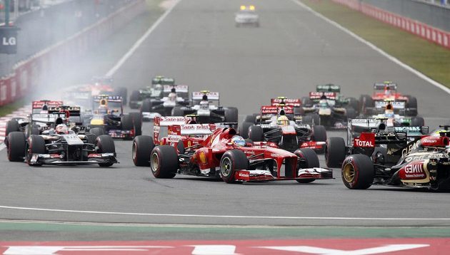Start přinesl drama pro jezdce Ferrari. Oba monoposty ale v závodu pokračovaly.