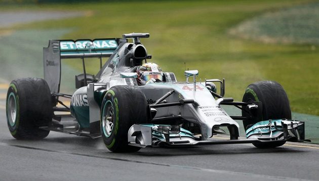 Lewis Hamilton s mercedesem si v Melbourne vyjel pole position pro úvodní Velkou cenu sezóny.