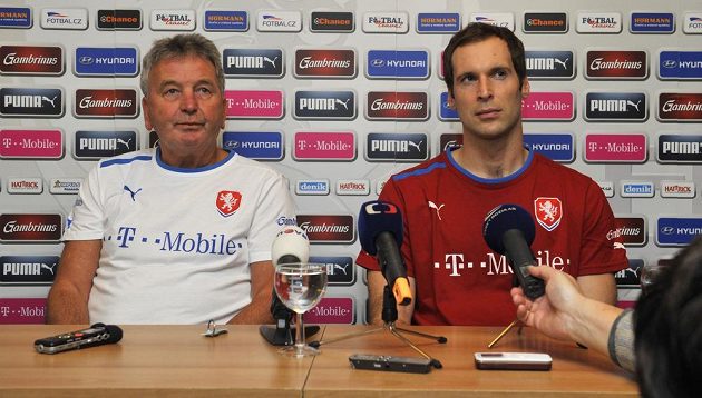 Hlavní trenér týmu české fotbalové reprezentace Josef Pešice (vlevo) a brankář Petr Čech.