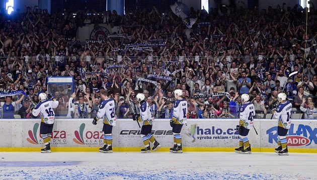 Hráči Kladna oslavují s fanoušky postup do extraligy, který si zajistili už v předchozím zápase v Českých Budějovicích.