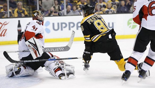 Gólman Ottawy Senators Craig Anderson (41) v tuhle dokázal šanci českého útočníka Bostonu Davida Pastrňáka v utkání prvního kola play off. Ottawa nakonec vyhrála zápas v prodloužení.