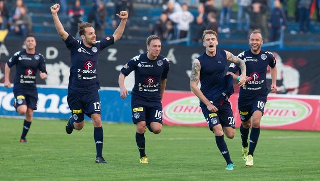 Útočník Slovácka Milan Kerbr (druhý zprava) slaví se spoluhráči gól na hřišti Ostravy.