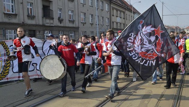 Slávističtí fanoušci mají v poslední době rozhodně méně radosti ze svého oblíbeného klubu než jejich letenští rivalové.