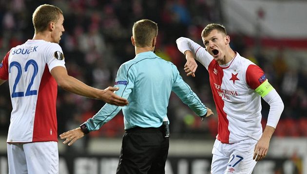 Zleva Tomáš Souček a Tomáš Necid ze Slavie diskutují se sudím po sporném zákroku hráče Astany.