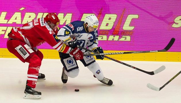 Třinecký zadák Rostislav Klesla (vlevo) v souboji s Dominikem Simonem z Plzně v utkání 6. kola Tipsport extraligy.