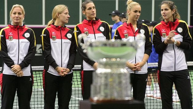 Poražené Němky - zleva kapitánka Barbara Rittnerová a tenistky Angelique Kerberová, Andrea Petkovicová, Sabine Lisická a Julia Görgesová.