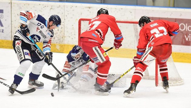 Zleva Rob Flick z Vítkovic, brankář Vítkovic Miroslav Svoboda, Rostislav Olesz a Michal Kunc z Olomouce.