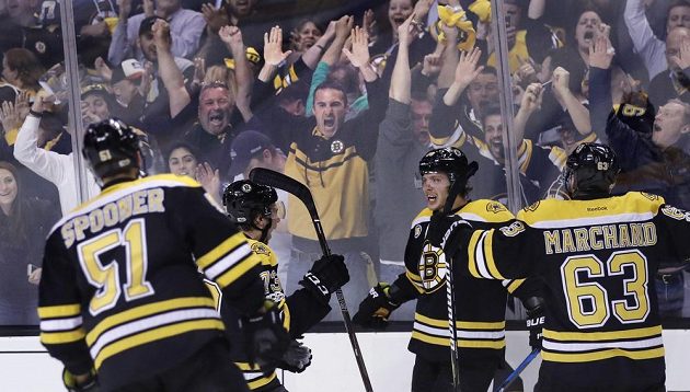 Hokejisté Bostonu Bruins slaví gól českého útočníka Davida Pastrňáka (druhý zprava) v utkání 1. kola play off s Ottawou.