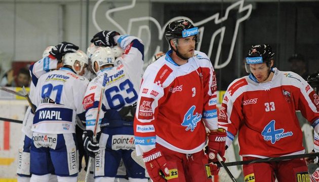 Domácí hráči Komety Brno (v pozadí vlevo) slaví první branku, vpředu zprava olomoučtí Juraj Mikúš a David Škůrek.