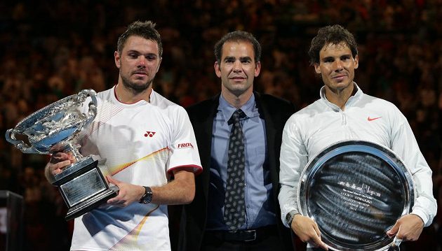 Nový šampión Australian Open Stanislas Wawrinka (vlevo) a poražený finalista Rafael Nadal. Uprostřed legendární tenista minulosti Pete Sampras.