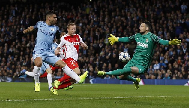 Ve slibné střelecké pozici před brankářem Danielem Subašičem z Monaka se ocitl Sergio Agüero (vlevo), ale gól z toho nebyl.