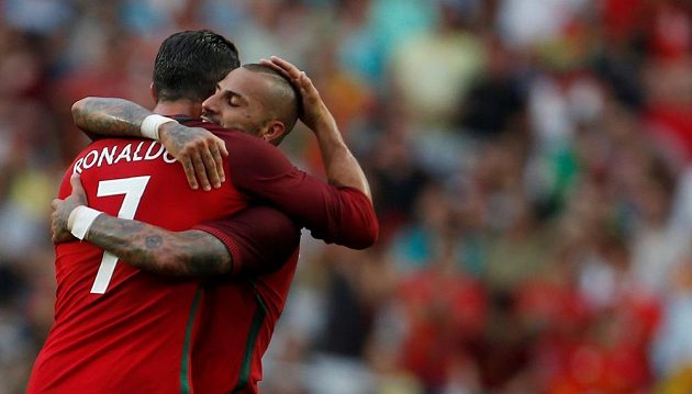 Portugalští fotbalisté Cristiano Ronaldo a Ricardo Quaresma slaví gól v přípravném zápase proti Estonsku.