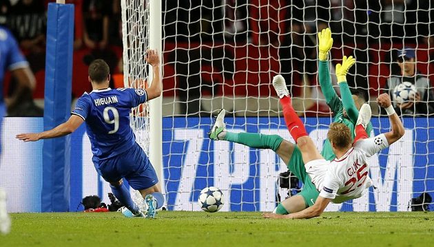 Fotbalista Juventusu Gonzalo Higuaín dává gól proti Monaku v semifinále Ligy mistrů.