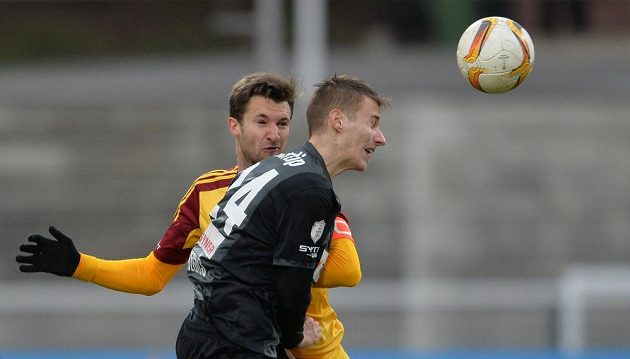 Jablonecký záložník David Breda (vpředu) a středopolař Marek Hanousek během úvodního čtvrtfinále MOL Cupu.