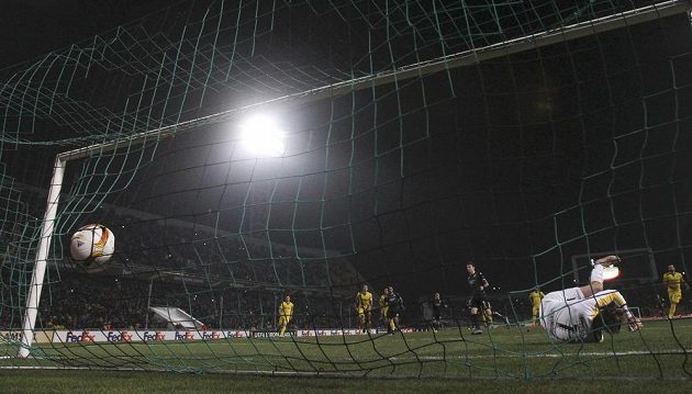 Brankář Borussie Dortmund Roman Weidenfeller inkasuje gól z kopačky Pavla Mamajeva z Krasnodaru.