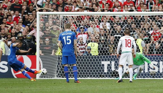 Gylfi Sigurdsson dává vedoucí gól Islanďanů. Maďarský brankář Gábor Király šel na druhou stranu než míč.