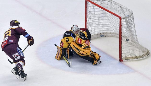 Vítězný gól Petra Straky z Jihlavy z nájezdu. Vpravo překonaný brankář Litvínova Pavel Kantor v utkání baráže o extraligu.