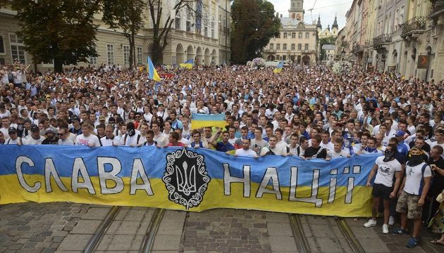 Fanoušci ve Lvově s transparentem Sláva národu před utkáním ukrajinského Superpoháru. V davu byli zastoupeni hlavně příznivci Dynama Kyjev, ale i Šachtaru Doněck