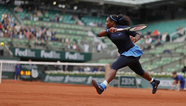 Američanka Serena Williamsová během semifinálového duelu French Open s Nizozemkou Kiki Bertensovou.