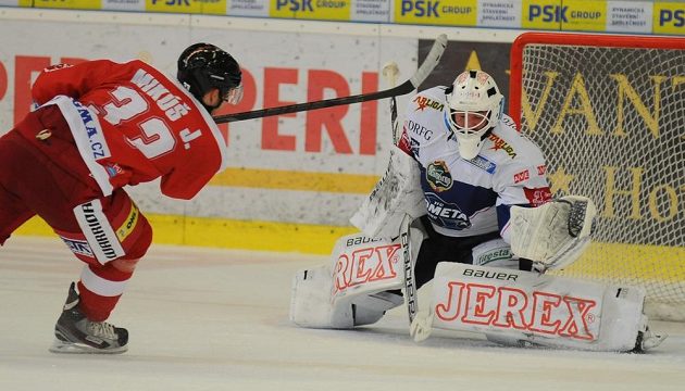 Neproměněná šance Juraje Mikúše z Olomouce v druhé třetině. Vpravo brankář Brna Marek Čiliak.