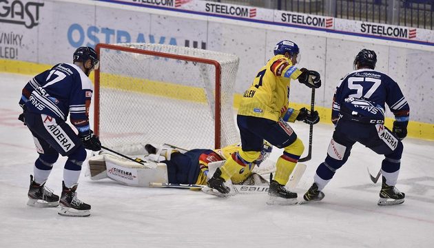 Rostislav Marosz (vlevo) a Jan Hruška (vpravo) z Vítkovic před budějovickým brankářem Jiřím Paterou, druhý zprava je Conor Allen z Českých Budějovic.