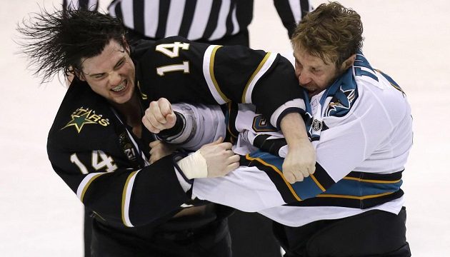 Netradiční střet hvězd. Dallaský Jamie Benn (14) proti Joeu Thorntonovi ze San Jose.