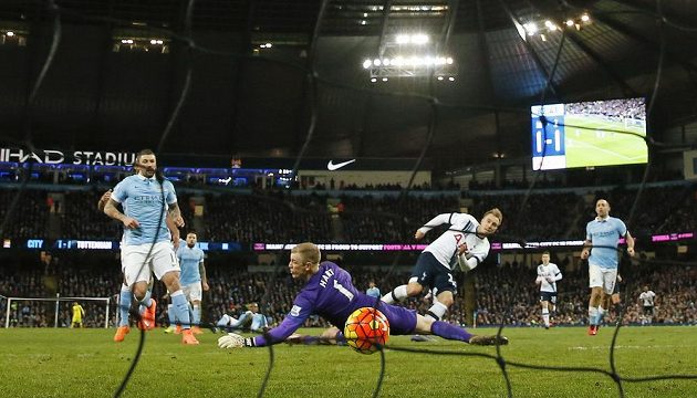 Christian Eriksen z Tottenhamu střílí rozhodující gól do sítě Manchesteru City v zápase 26. kola anglické Premier League.