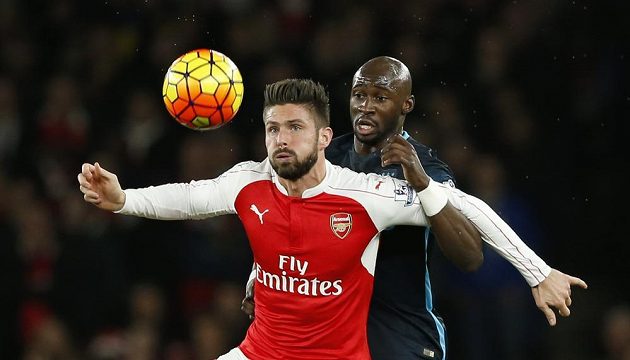 Olivier Giroud (vlevo) z Arsenalu bojuje o míč s Eliaquimem Mangalou z Manchesteru City.