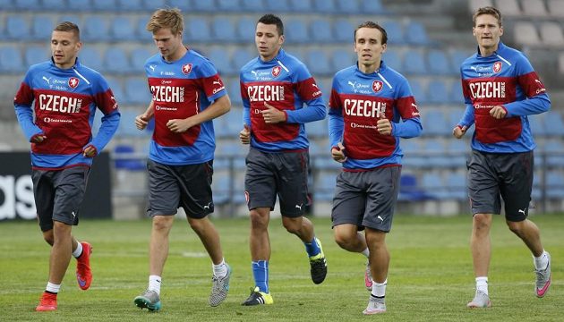 Čeští fotbalisté na tréninku fotbalové reprezentace v Rize.