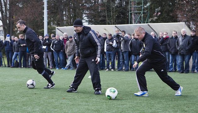 Alfred Galustian (uprostřed) při praktické ukázce.