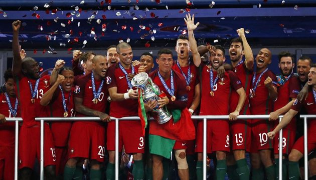 Portugalská fotbalová reprezentace v čele s Cristianem Ronaldem přebírá trofej pro mistry Evropy.