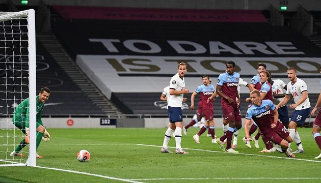 Nešťastný moment pro Tomáše Součka (v pádu). Od českého fotbalisty se po rohovém kopu odrazil míč do branky West Hamu a Tottenham šel v derby do vedení.