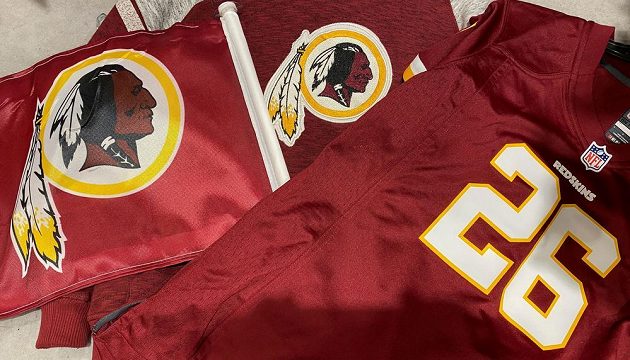 Tradiční tým ligy amerického fotbalu NFL z Washingtonu už neponese název Redskins (Rudokožci).