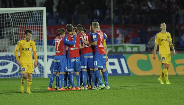 Plzenští hráči se radují z gólu v zápase s Jihlavou, v závěru první půle se trefil David Limberský.