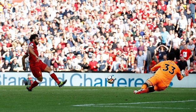 Mohamed Salah z Liverpoolu překonává po samostatném úniku Petra Čecha z Arsenalu.