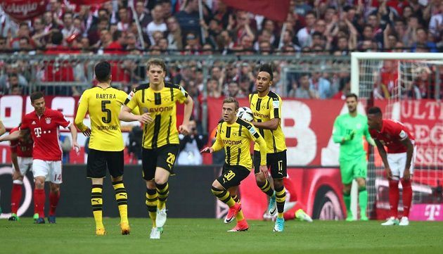 Radost hráčů Borussie Dortmund po gólu na hřišti Bayernu Mnichov. Bundesligový šlágr ale ovládli Mnichovští, vyhráli 4:1.