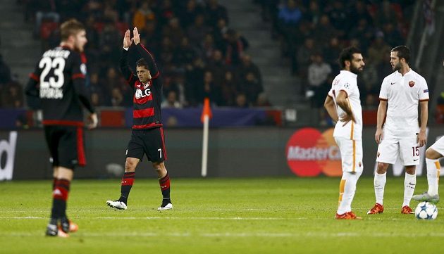 Javier Hernández z Leverkusenu slaví jednu ze svých dvou tref v utkání LM proti AS Řím.