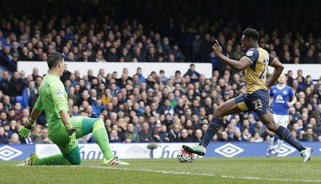 Útočník Arsenalu Danny Welbeck obchází brankáře Evertonu Joela Roblese a dává první gól zápasu.