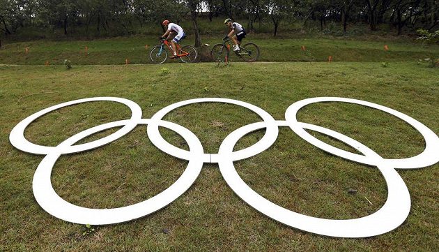 Bitva nejlepších. Jaroslav Kulhavý a Nino Schurter na trati olympijského závodu v Riu.